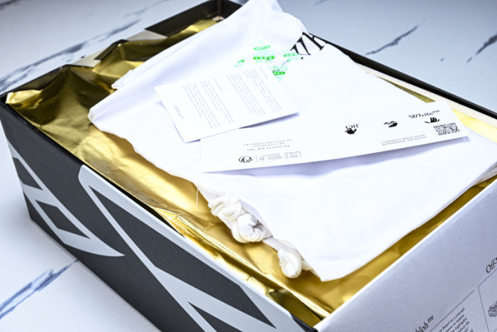 Off-White c/o Virgil Abloh