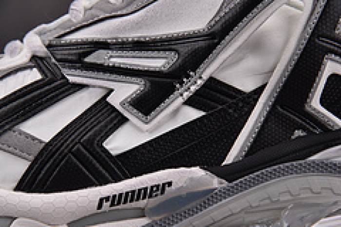 Ba*len*cia*ga Runner 677403 W3RB5 9012