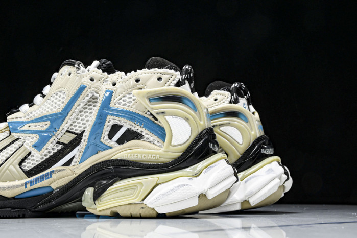 Ba*len*cia*ga Runner 677403 W5RH6 0312