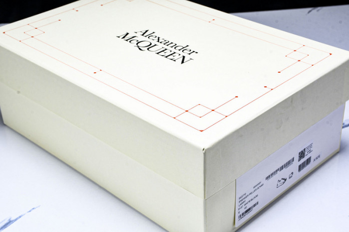 Ale*d*r M*Q*en E2730