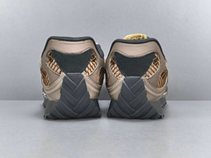 Bo*te*ga Ve*ne*ta BV052